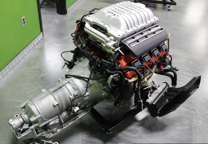 Двигатель Hemi 6,2 Supercharged с автоматической трансмиссией
